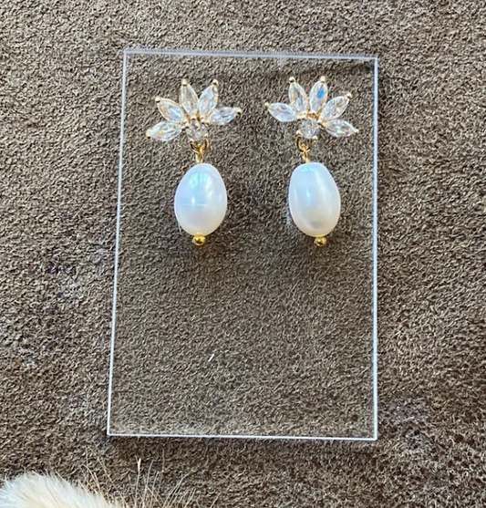 Lily Earrings - Pearl